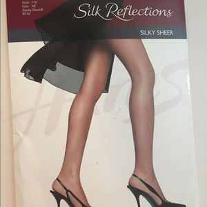 ☮️ Hanes Silk Reflections Control Top Pantyhose